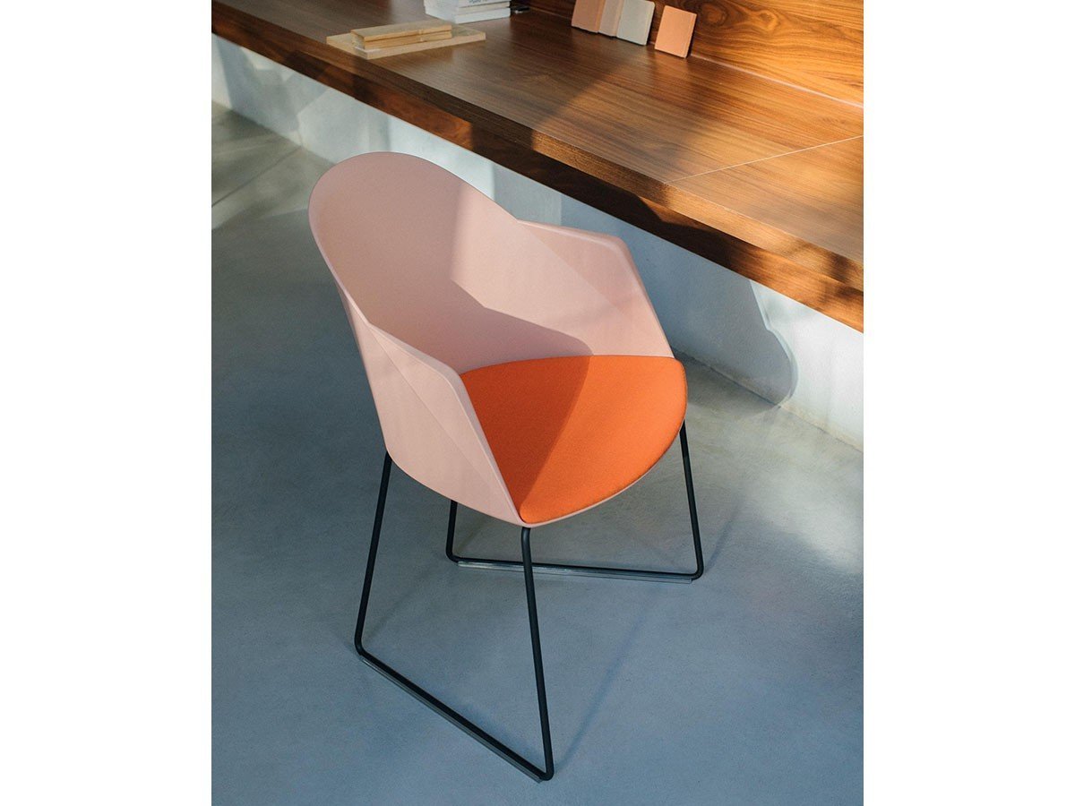 【アルペール/arper / GOODS】のCila Arm Chair / シーラ アームチェア スレッド脚 インテリア・キッズ・メンズ・レディースファッション・服の通販 founy(ファニー) 　シンプル　Simple　スリム　Slim　ドレス　Dress　フィット　Fit　リラックス　Relax　送料無料　Free Shipping　ホーム・キャンプ・アウトドア・お取り寄せ　Home,Garden,Outdoor,Camping Gear　家具・インテリア　Home Furniture & Interior. Stylish & Functional Living Spaces　チェア・椅子　Chair　ダイニングチェア　Dining Chair　ホーム・キャンプ・アウトドア・お取り寄せ　Home,Garden,Outdoor,Camping Gear　家具・インテリア　Home Furniture & Interior. Stylish & Functional Living Spaces　チェア・椅子　Chair　アームチェア　Armchair　参考イメージ|ID: prp329100003221090 ipo3291000000030177898