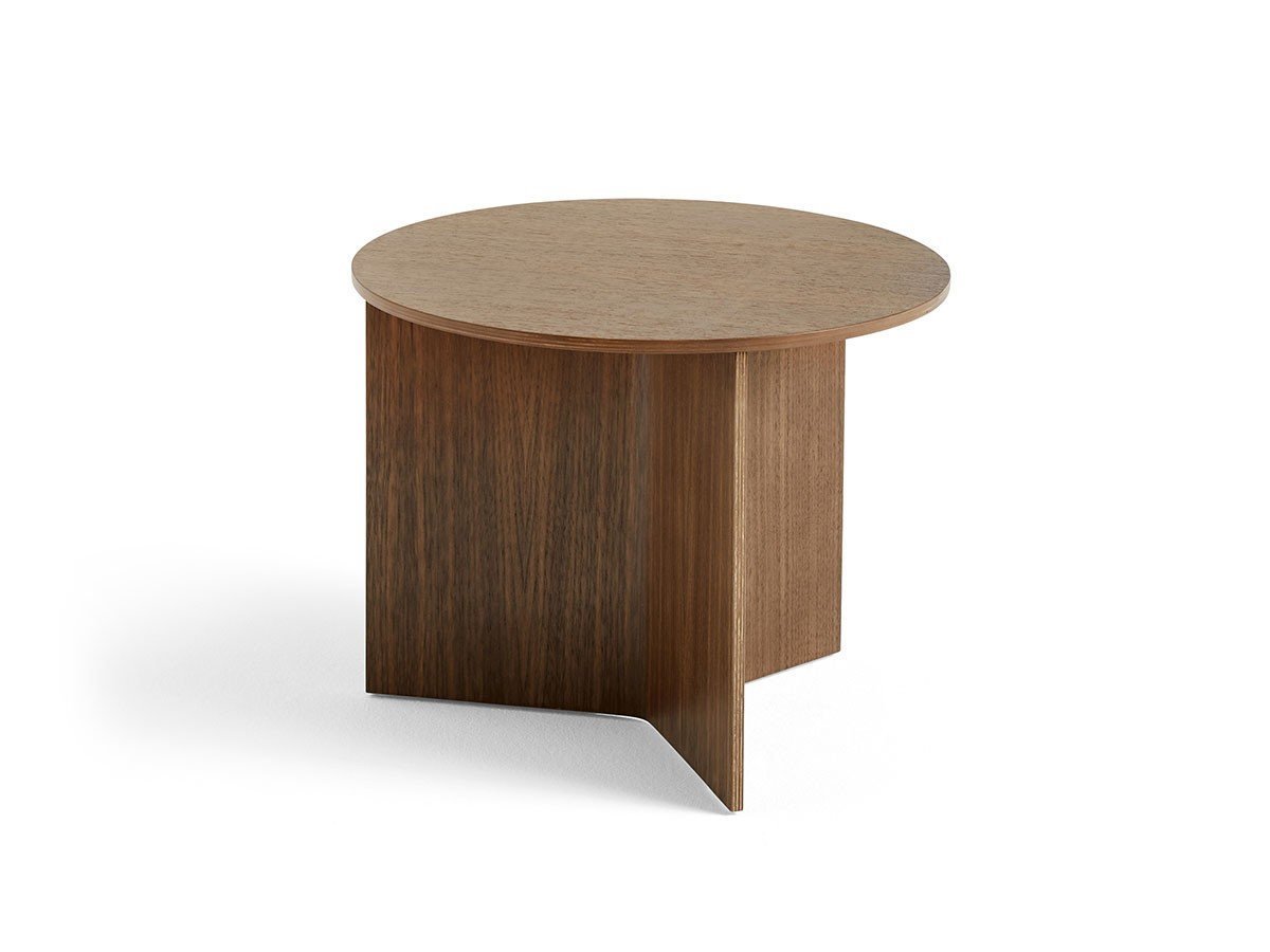 【ヘイ/HAY / GOODS】のSLIT TABLE WOOD ROUND SIDE TABLE / スリットテーブル ウッド ラウンドサイドテーブル インテリア・キッズ・メンズ・レディースファッション・服の通販 founy(ファニー) 　送料無料　Free Shipping　おすすめ　Recommend　ウッド　Wood　コンパクト　Compact　シンプル　Simple　スリット　Slit　スリム　Slim　テーブル　Table　フォルム　Form　ラウンド　Round　ホーム・キャンプ・アウトドア・お取り寄せ　Home,Garden,Outdoor,Camping Gear　家具・インテリア　Furniture　テーブル　Table　サイドテーブル・小テーブル　Side Table/Small Table　ウォールナット|ID: prp329100003231580 ipo3291000000021711759