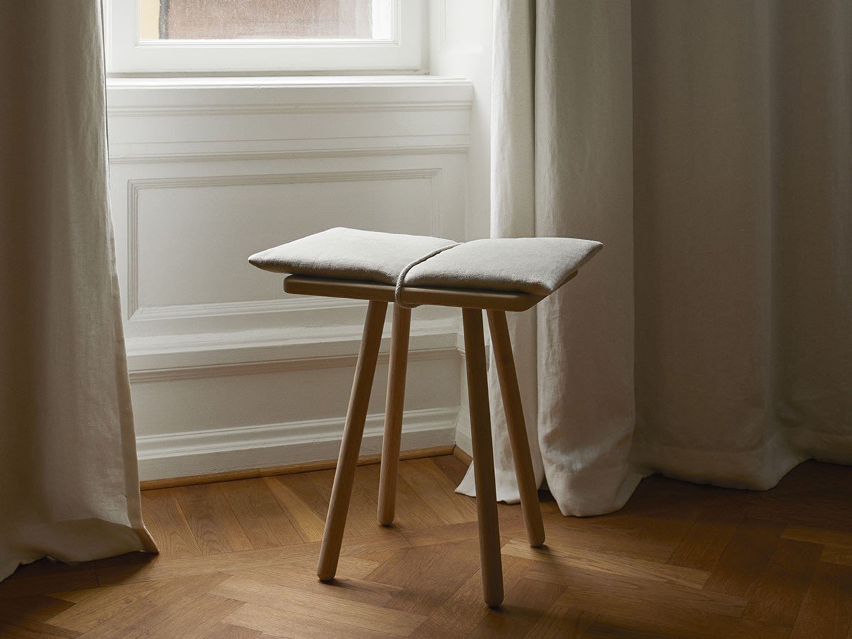 【フリッツ ハンセン/FRITZ HANSEN / GOODS】のGeorg Stool / ジョージ スツール インテリア・キッズ・メンズ・レディースファッション・服の通販 founy(ファニー) 　送料無料　Free Shipping　オイル　Body Oil　クッション　Cushion, Throw Pillow　ラップ　Wrap, Wrap Design　ホーム・キャンプ・アウトドア・お取り寄せ　Home Living / Home & Lifestyle / Camping Gear / Outdoor Camping　家具・インテリア　Home Furniture & Interior. Stylish & Functional Living Spaces　チェア・椅子　Seating & Chairs　スツール・バースツール　Stools & Bar Stools　オーク(無塗装) + リネン|ID: prp329100003594845 ipo3291000000033286729