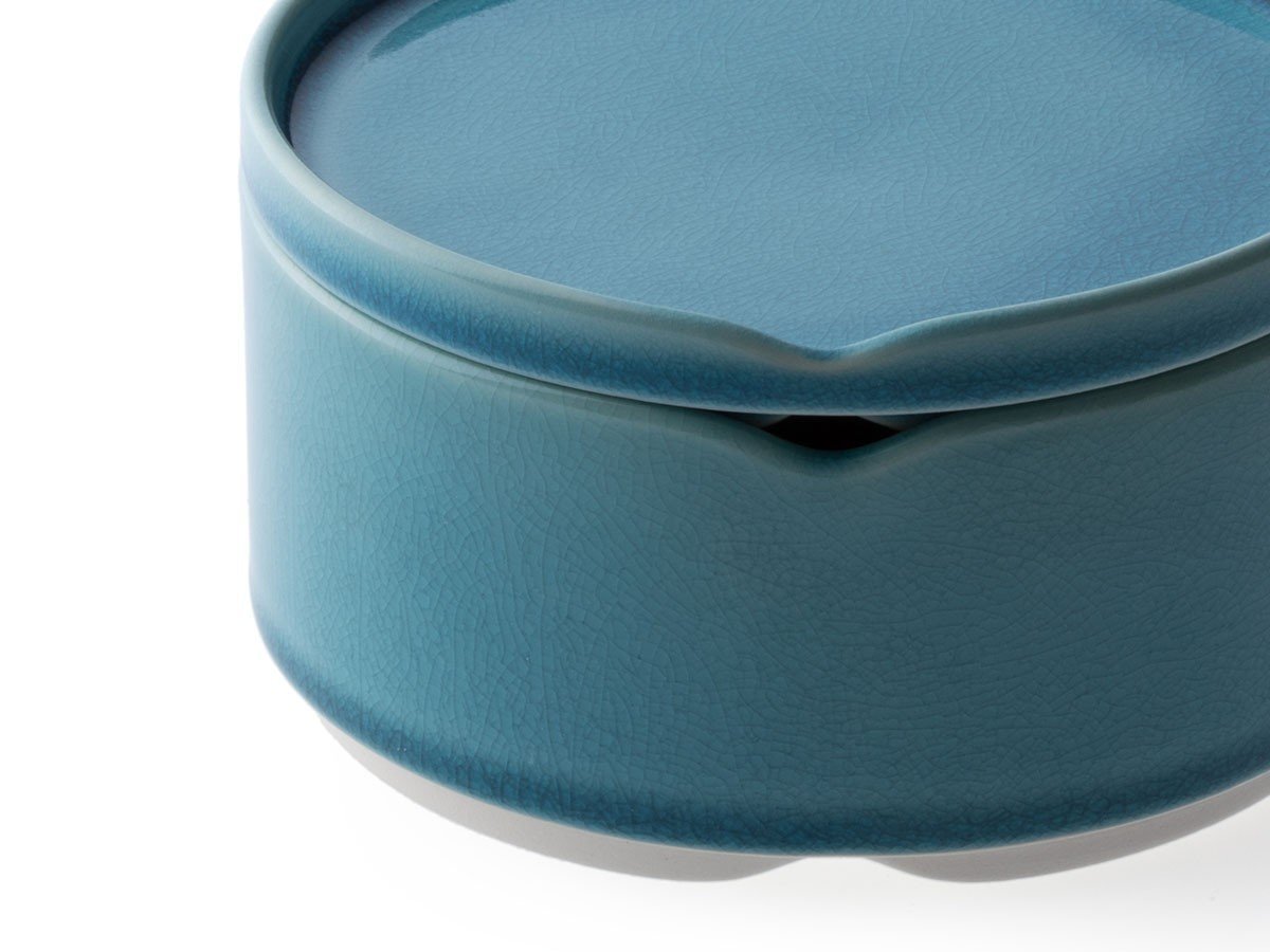 【ハス/HASU / GOODS】のWATER CRACKLE Stacking bowl M with lid / 水貫入 蓋付重ね中鉢 インテリア・キッズ・メンズ・レディースファッション・服の通販 founy(ファニー) 　シンプル　Simple　テーブル　Table　フォルム　Form　エレガント 上品　Elegant　皿　Dish　くぼみにはスプーンなどを置くことができ、差したまま重ねることもできます。|ID: prp329100003897979 ipo3291000000030205029