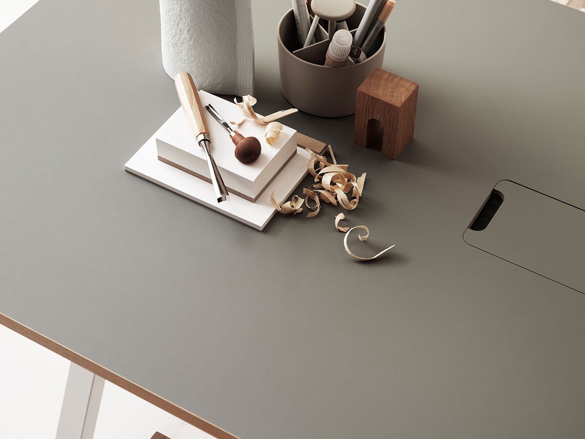 【ストリングファニチャー/String Furniture / GOODS】のWorks Sit-stand Desk / Electrical / ワークス 昇降式ワークデスク 幅140cm リノリウム天板 インテリア・キッズ・メンズ・レディースファッション・服の通販 founy(ファニー) 　エレガント 上品　Elegant　テーブル　Table　デスク　Desk　リバーシブル　Reversible　ワーク　Work　ビジネス 仕事 通勤　Business　ホーム・キャンプ・アウトドア・お取り寄せ　Home,Garden,Outdoor,Camping Gear　家具・インテリア　Furniture　その他 インテリア雑貨、家具　Furniture, Interior, Others　配線孔カバー参考イメージ|ID: prp329100003938849 ipo3291000000030185871
