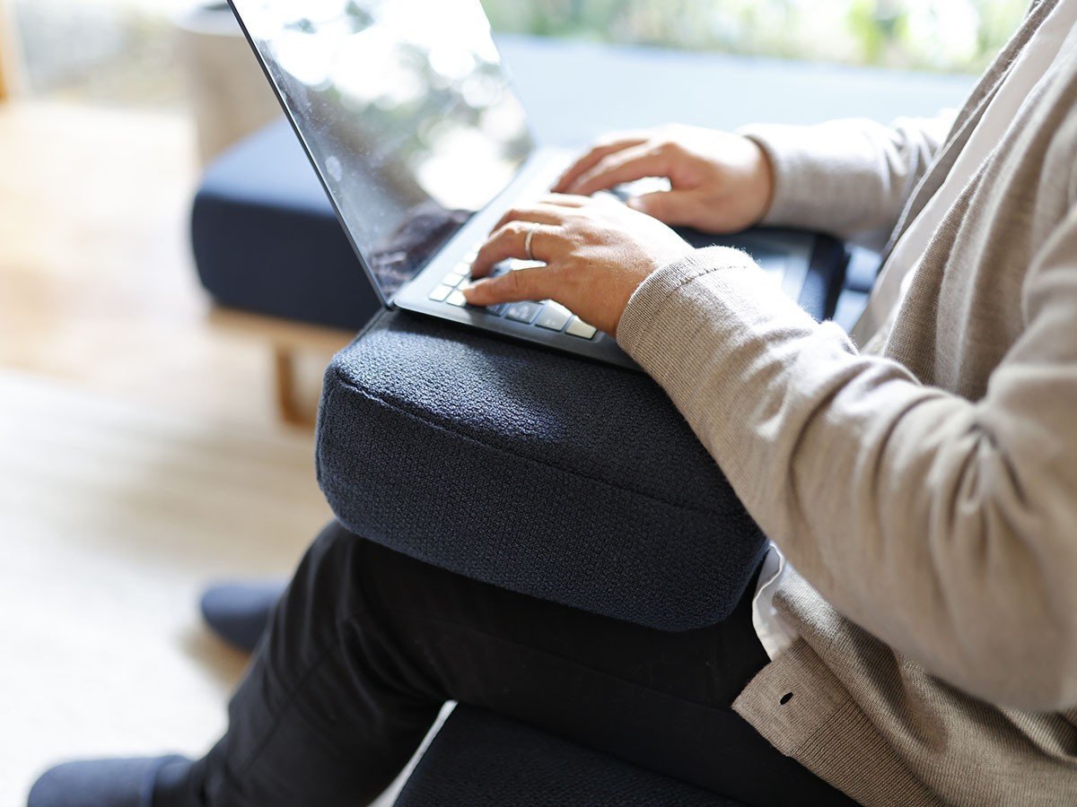 【フミ/Fumi / GOODS】のクッションでくつろぐソファ / クッションでくつろぐソファ セミワイド + ロング インテリア・キッズ・メンズ・レディースファッション・服の通販 founy(ファニー) 　クッション　Cushion, Throw Pillow　シンプル　Simple, Minimal　スマート　Smart, Elegant　ロング　Long, Long-Length　ワイド　Wide, Wide Fit　ワーク　Workwear, Utility Style　ホーム・キャンプ・アウトドア・お取り寄せ　Home Living / Home & Lifestyle / Camping Gear / Outdoor Camping　家具・インテリア　Home Furniture & Interior. Stylish & Functional Living Spaces　その他 インテリア雑貨、家具　Home Decor & Furniture Extras　底面に合板が内蔵されていますのでノートPC使用時には補助台にもなります。|ID: prp329100003942601 ipo3291000000036814123