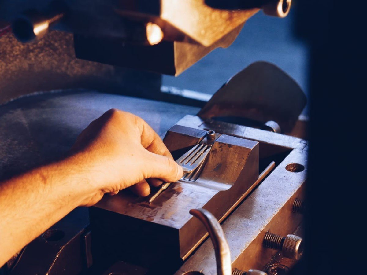 【クチポール/Cutipol / GOODS】のGOA Cutlery Set / ゴア ディナー6本セット(ホワイト × シルバー) インテリア・キッズ・メンズ・レディースファッション・服の通販 founy(ファニー) シルバー Silver, Metallic Silver シンプル Simple, Minimal テーブル Table, Dining Table フォルム Silhouette, Form 送料無料 Free Shipping エレガント 上品 Elegant 制作風景|ID: prp329100003956645 ipo3291000000030160703