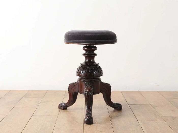 【ロイズ アンティークス/Lloyd's Antiques / GOODS】のReal Antique Piano Stool / 英国アンティーク家具 ピアノスツール IX009067 インテリア・キッズ・メンズ・レディースファッション・服の通販 founy(ファニー) https://founy.com/ アンティーク Antique コンパクト Compact テーブル Table 猫 Cat ホーム・キャンプ・アウトドア・お取り寄せ Home,Garden,Outdoor,Camping Gear 家具・インテリア Furniture チェア・椅子 Chair スツール Stool |ID: prp329100003963662 ipo3291000000028614839