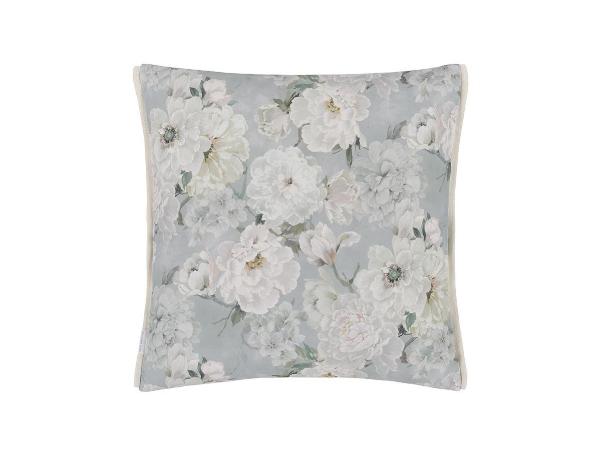 【デザイナーズ ギルド/DESIGNERS GUILD / GOODS】のFleur Blanche Cushion / フルール ブランシュ クッション 50 × 50cm インテリア・キッズ・メンズ・レディースファッション・服の通販 founy(ファニー) 　送料無料　Free Shipping　クッション　Cushion, Throw Pillow　トリミング　Trimming, Decorative Edge　パターン　Pattern, Design Print　フェザー　Feather, Feather Detail　プリント　Print, Printed Pattern　ホーム・キャンプ・アウトドア・お取り寄せ　Home Living / Home & Lifestyle / Camping Gear / Outdoor Camping　家具・インテリア　Home Furniture & Interior. Stylish & Functional Living Spaces　その他 インテリア雑貨、家具　Home Decor & Furniture Extras　プラチナム(裏面)|ID: prp329100004025316 ipo3291000000035326082