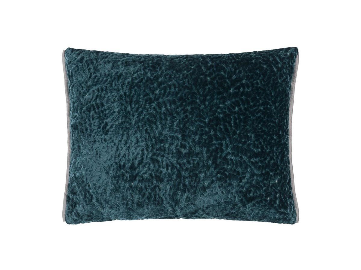 【デザイナーズ ギルド/DESIGNERS GUILD / GOODS】のCartouche Cushion / カルトゥーシュ クッション 60 × 45cm インテリア・キッズ・メンズ・レディースファッション・服の通販 founy(ファニー) 　送料無料　Free Shipping　エレガント 上品　Elegant　クッション　Cushion, Throw Pillow　シルバー　Silver, Metallic Silver　トリミング　Trimming, Decorative Edge　パターン　Pattern, Design Print　フェザー　Feather, Feather Detail　ベルベット　Velvet, Velvety　ホーム・キャンプ・アウトドア・お取り寄せ　Home Living / Home & Lifestyle / Camping Gear / Outdoor Camping　家具・インテリア　Home Furniture & Interior. Stylish & Functional Living Spaces　その他 インテリア雑貨、家具　Home Decor & Furniture Extras　ティール(表面)|ID: prp329100004025330 ipo3291000000035326158