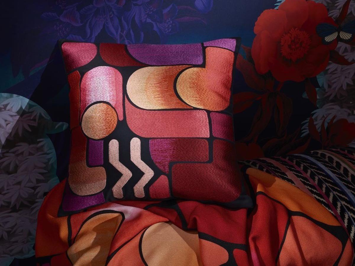 【デザイナーズ ギルド/DESIGNERS GUILD / GOODS】のChristian Lacroix Lacroix Graphe Magenta Cushion / クリスチャンラクロワ ラクロワグラフ マジェンタ クッション 45 × 45cm 人気、トレンドファッション・服の通販 founy(ファニー) 　送料無料　Free Shipping　クッション　Cushion　グラフィック　Graphic　サテン　Satin　チューブ　Tube　パターン　Pattern　ファブリック　Fabric　フェザー　Feather　プリント　Print　ホーム・キャンプ・アウトドア・お取り寄せ　Home,Garden,Outdoor,Camping Gear　家具・インテリア　Home Furniture & Interior. Stylish & Functional Living Spaces　その他 インテリア雑貨、家具　Furniture, Interior, Others　other-4|ID: prp329100004025349 ipo3291000000031475461