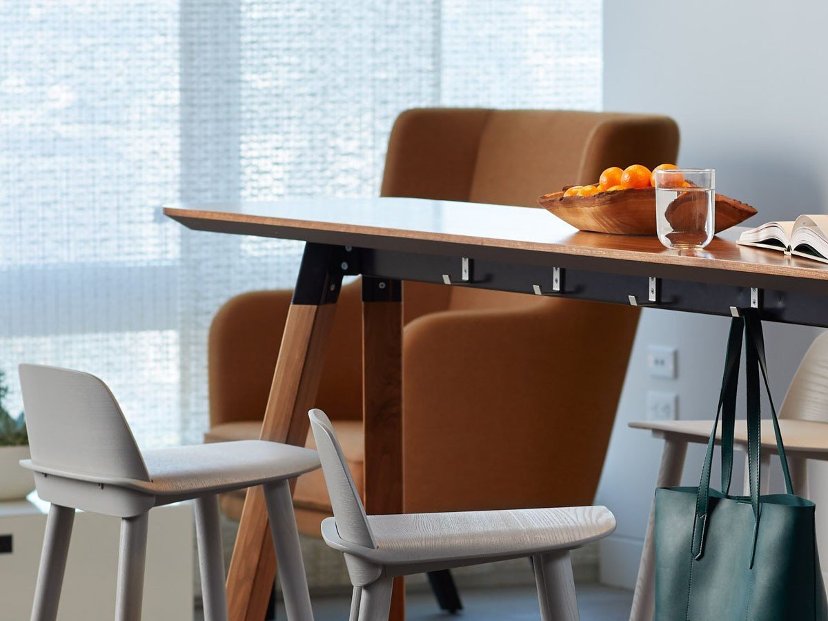 【ノルオフィス/Knoll Office / GOODS】のRockwell Unscripted Tall Table / ロックウェル アンスクリプテッド トールテーブル(メラミン天板) インテリア・キッズ・メンズ・レディースファッション・服の通販 founy(ファニー) 　テーブル　Table　ニューヨーク　New York　パフォーマンス　Performance　ベスト　Vest　ワーク　Work　ビジネス 仕事 通勤　Business　ホーム・キャンプ・アウトドア・お取り寄せ　Home,Garden,Outdoor,Camping Gear　家具・インテリア　Furniture　テーブル　Table　コンソール・カウンターテーブル　Console/Counter Table　机の長辺側(片側4ヶ所ずつ)に荷物掛けフックがついています。|ID: prp329100004032605 ipo3291000000026799966