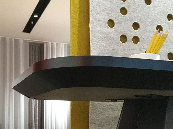 【ノルオフィス/Knoll Office / GOODS】のRockwell Unscripted Tall Table / ロックウェル アンスクリプテッド トールテーブル(メラミン天板) インテリア・キッズ・メンズ・レディースファッション・服の通販 founy(ファニー) 　テーブル　Table, Dining Table　ニューヨーク　New York, NYC Style　パフォーマンス　Performance, Active Function　ベスト　Vest, Waistcoat　ワーク　Workwear, Utility Style　ビジネス 仕事 通勤　Business / Work / Commuting　ホーム・キャンプ・アウトドア・お取り寄せ　Home Living / Home & Lifestyle / Camping Gear / Outdoor Camping　家具・インテリア　Home Furniture & Interior. Stylish & Functional Living Spaces　テーブル　Dining, Coffee & Side Tables　コンソールテーブル・カウンター机　Console & Hallway Tables　天板下部分のカラーは、天板エッジ、フットレストカラーと共通です。|ID: prp329100004032605 ipo3291000000032501542