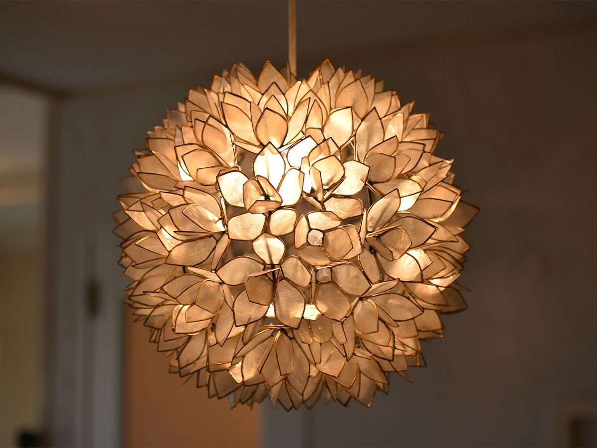 【カジャ/KAJA / GOODS】のShell Flower Lamp / シェル フラワーランプ Lサイズ インテリア・キッズ・メンズ・レディースファッション・服の通販 founy(ファニー) 　スマート　Smart　バランス　Balance　フラワー　Flower　おすすめ　Recommend　ホーム・キャンプ・アウトドア・お取り寄せ　Home,Garden,Outdoor,Camping Gear　家具・インテリア　Furniture　ライト・照明　Lighting & Light Fixtures　ペンダントライト　Pendant Light　100%天然素材のシェルを使い、手作業で一つ一つ作られています。|ID: prp329100004048862 ipo3291000000027135512