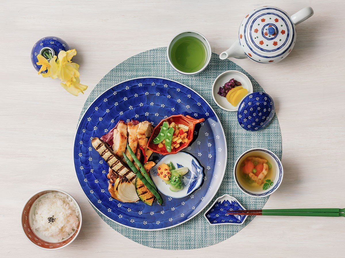 【源右衛門窯/Gen Emon Kiln / GOODS】の染付梅地紋 皿 / 染付梅地紋 皿 直径24cm インテリア・キッズ・メンズ・レディースファッション・服の通販 founy(ファニー) 　送料無料　Free Shipping　テーブル　Table, Dining Table　フォルム　Silhouette, Form　プレート　Plate, Dish　人気　Popular, Best Seller　皿　Plate, Dish　参考イメージ|ID: prp329100004052938 ipo3291000000035326563