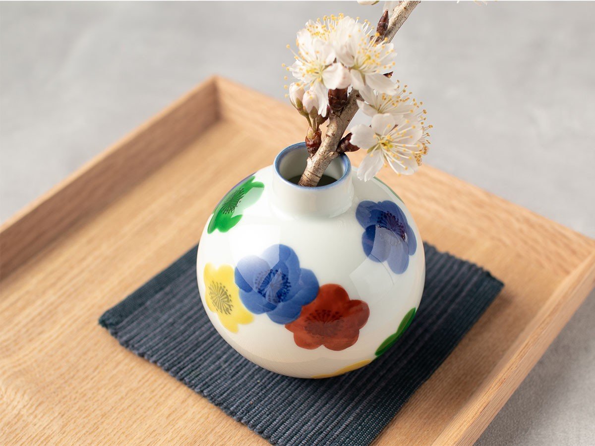 【源右衛門窯/Gen Emon Kiln / GOODS】の染錦梅花 小花瓶 / 染錦梅花 小花瓶(赤) 人気、トレンドファッション・服の通販 founy(ファニー) 　送料無料　Free Shipping　フォルム　Form　フラワー　Flower　ホーム・キャンプ・アウトドア・お取り寄せ　Home,Garden,Outdoor,Camping Gear　家具・インテリア　Furniture　その他 インテリア雑貨、家具　Furniture, Interior, Others　other-2|ID: prp329100004052984 ipo3291000000031473730