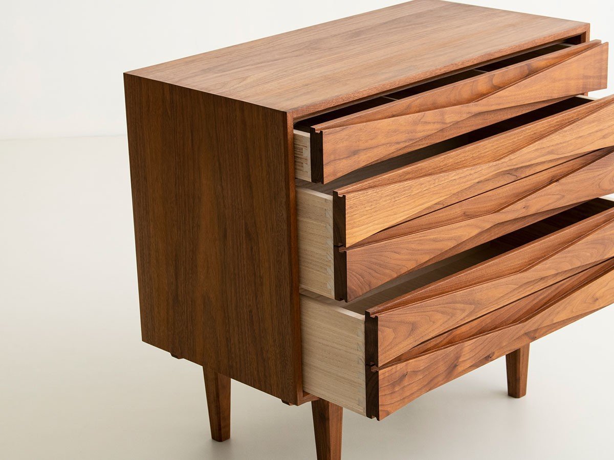 【カーフ/karf / GOODS】のSlope Glass Top Cabinet / スロープ ガラストップ キャビネット インテリア・キッズ・メンズ・レディースファッション・服の通販 founy(ファニー) 　オイル　Oil　ガラス　Glass　シンプル　Simple　ステーショナリー　Stationery　バランス　Balance　ホーム・キャンプ・アウトドア・お取り寄せ　Home,Garden,Outdoor,Camping Gear　家具・インテリア　Home Furniture & Interior. Stylish & Functional Living Spaces　収納家具・キャビネット　Storage Furniture　キャビネット　Cabinet　引出しの上段は浅め、中段と下段は深めに設計されています。|ID: prp329100004082348 ipo3291000000030170136