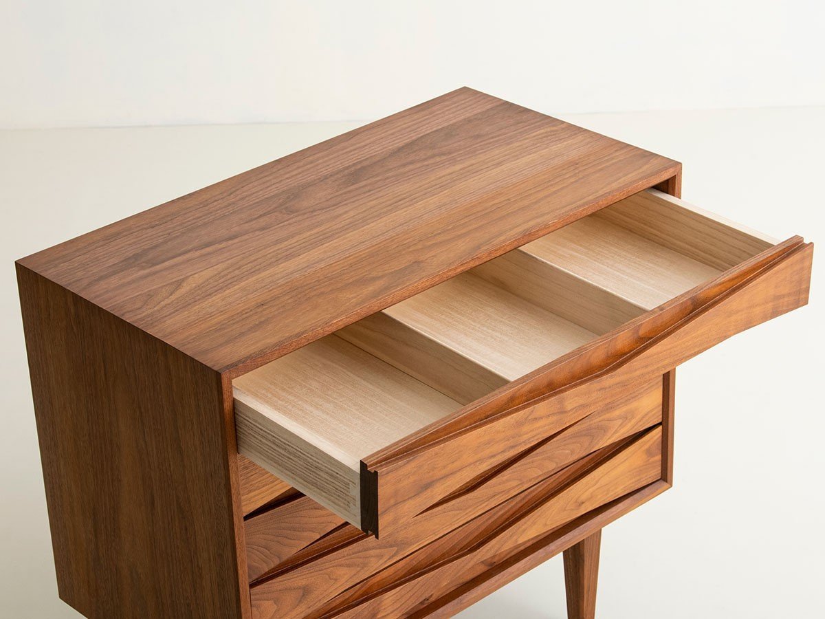 【カーフ/karf / GOODS】のSlope Glass Top Cabinet / スロープ ガラストップ キャビネット インテリア・キッズ・メンズ・レディースファッション・服の通販 founy(ファニー) 　オイル　Oil　ガラス　Glass　シンプル　Simple　ステーショナリー　Stationery　バランス　Balance　ホーム・キャンプ・アウトドア・お取り寄せ　Home,Garden,Outdoor,Camping Gear　家具・インテリア　Home Furniture & Interior. Stylish & Functional Living Spaces　収納家具・キャビネット　Storage Furniture　キャビネット　Cabinet　引出し上段内には取り外し可能な仕切り板がついており、カトラリーやステーショナリーなど、小物類の整理整|ID: prp329100004082348 ipo3291000000030170137