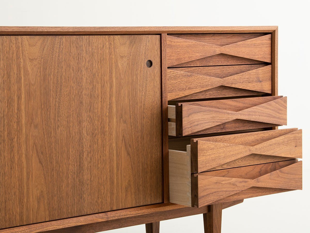 【カーフ/karf / GOODS】のSlope Low Board 150 / スロープ ローボード 幅150cm インテリア・キッズ・メンズ・レディースファッション・服の通販 founy(ファニー) 　オイル　Body Oil　シンプル　Simple, Minimal　フォルム　Silhouette, Form　ホーム・キャンプ・アウトドア・お取り寄せ　Home Living / Home & Lifestyle / Camping Gear / Outdoor Camping　家具・インテリア　Home Furniture & Interior. Stylish & Functional Living Spaces　収納家具・キャビネット　Storage Furniture　サイドボード・リビング収納　Cabinet / Storage Cabinet　引出しは4段です。上から3段は浅め、4段目のみ深めのつくりとなっています。|ID: prp329100004082350 ipo3291000000036775770