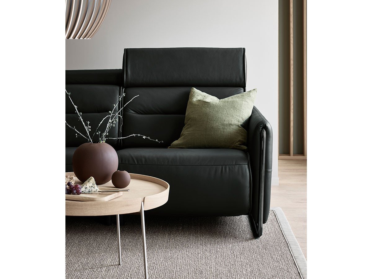 【ストレスレス/Stressless / GOODS】のStressless Emily / ストレスレス エミリー 2人掛け スチール(フンギ / マットブラック) 人気、トレンドファッション・服の通販 founy(ファニー) 　クッション　Cushion, Throw Pillow　コーティング　Coating, Coated Finish　シンプル　Simple, Minimal　スマート　Smart, Elegant　スリム　Slim, Slim Fit　人気　Popular, Best Seller　フィット　Fit, Slim Fit　フォルム　Silhouette, Form　モダン　Modern, Contemporary　冬　Winter / This Winter　ホーム・キャンプ・アウトドア・お取り寄せ　Home Living / Home & Lifestyle / Camping Gear / Outdoor Camping　家具・インテリア　Home Furniture & Interior. Stylish & Functional Living Spaces　その他 インテリア雑貨、家具　Home Decor & Furniture Extras　other-2|ID: prp329100004088379 ipo3291000000031472025