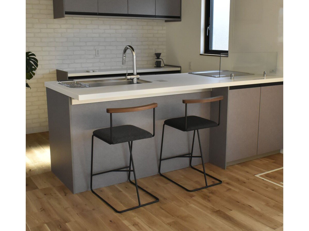 【杉山製作所/Sugiyama Seisakusho / GOODS】のcolonna counter chair / コロンナ カウンターチェア 座面高57cm インテリア・キッズ・メンズ・レディースファッション・服の通販 founy(ファニー) 　送料無料　Free Shipping　ウッド　Wooden Design　フレーム　Frame, Outline　ホーム・キャンプ・アウトドア・お取り寄せ　Home Living / Home & Lifestyle / Camping Gear / Outdoor Camping　家具・インテリア　Home Furniture & Interior. Stylish & Functional Living Spaces　チェア・椅子　Seating & Chairs　カウンターチェア・ハイチェア　Bar Stools / High Stools　ウッド:ウォールナット、フレームサンドブラック|ID: prp329100004115013 ipo3291000000034656927