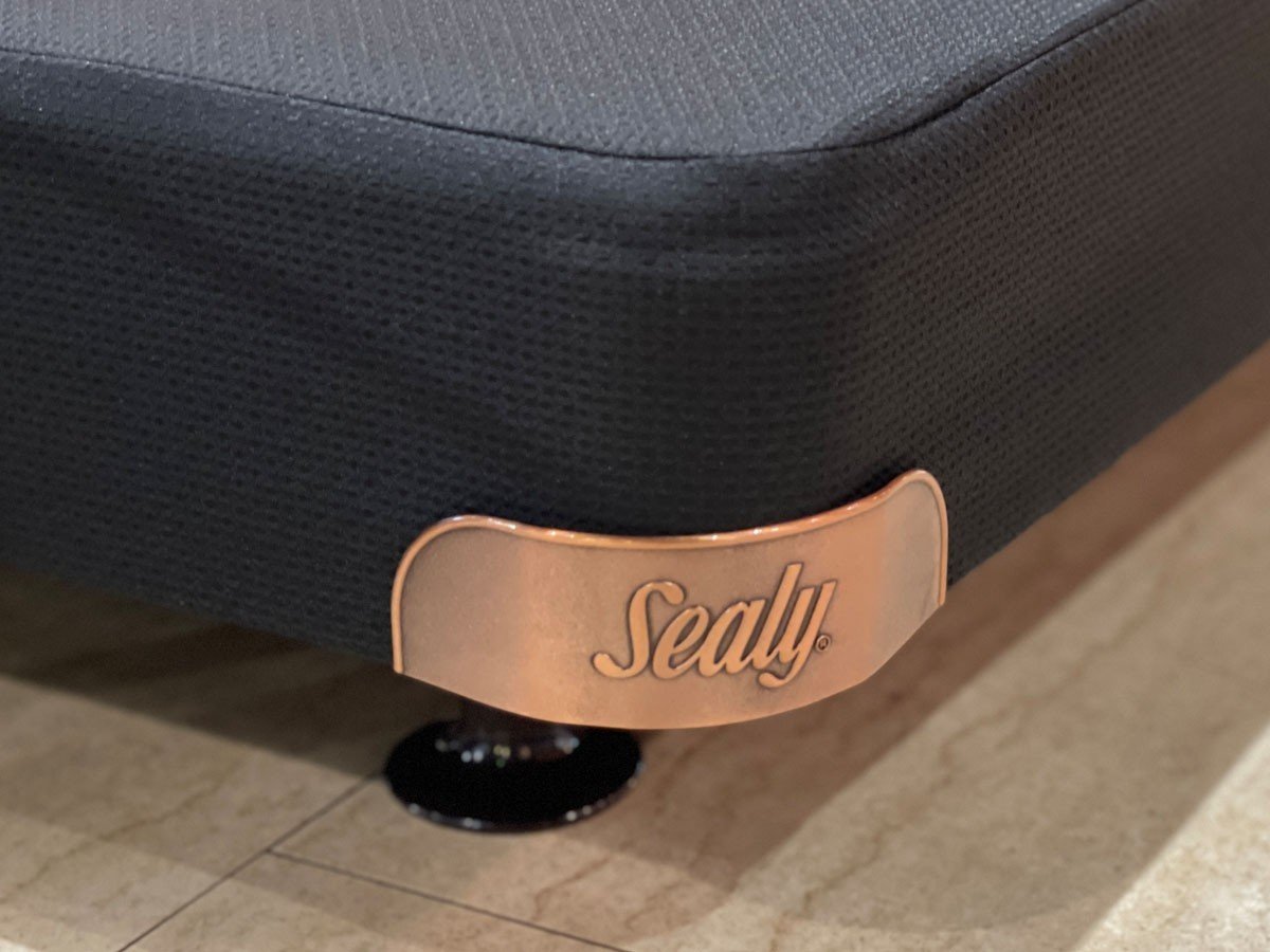 【シーリー/Sealy / GOODS】のBed Frame Vail / ベッドフレーム ヴェイル ダブルクッション 脚タイプ インテリア・キッズ・メンズ・レディースファッション・服の通販 founy(ファニー) 　クッション　Cushion　ダブル　Double　フレーム　Flame　ホーム・キャンプ・アウトドア・お取り寄せ　Home,Garden,Outdoor,Camping Gear　家具・インテリア　Furniture　ベッド　Bed　シングルベッド　Single Bed　ホーム・キャンプ・アウトドア・お取り寄せ　Home,Garden,Outdoor,Camping Gear　家具・インテリア　Furniture　ベッド　Bed　セミダブルベッド　Semi-Double Bed　ホーム・キャンプ・アウトドア・お取り寄せ　Home,Garden,Outdoor,Camping Gear　家具・インテリア　Furniture　ベッド　Bed　ダブルベッド　Double Bed　2カ所にロゴ入りのコーナーガードが付きます。|ID: prp329100004141473 ipo3291000000028426293