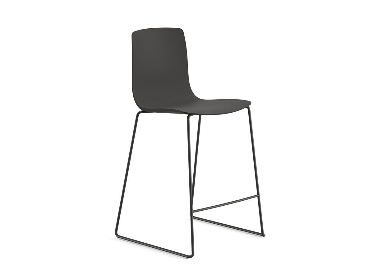 【アルペール/arper / GOODS】のAava 02 Counter Stool / アーバ 02 カウンタースツール 座面高65cm インテリア・キッズ・メンズ・レディースファッション・服の通販 founy(ファニー) 　送料無料　Free Shipping　クラシック　Classic, Timeless Style　フォルム　Silhouette, Form　ホーム・キャンプ・アウトドア・お取り寄せ　Home Living / Home & Lifestyle / Camping Gear / Outdoor Camping　家具・インテリア　Home Furniture & Interior. Stylish & Functional Living Spaces　チェア・椅子　Seating & Chairs　スツール・バースツール　Stools & Bar Stools　ホーム・キャンプ・アウトドア・お取り寄せ　Home Living / Home & Lifestyle / Camping Gear / Outdoor Camping　家具・インテリア　Home Furniture & Interior. Stylish & Functional Living Spaces　チェア・椅子　Seating & Chairs　カウンターチェア・ハイチェア　Bar Stools / High Stools　シートブラック、脚部マットブラック|ID: prp329100004204141 ipo3291000000034037567