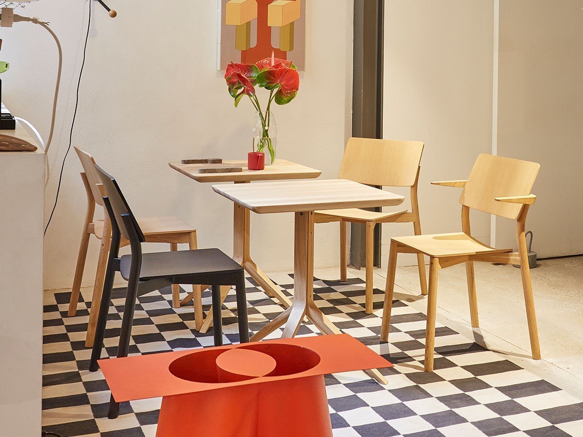 【カリモクニュースタンダード/KARIMOKU NEW STANDARD / GOODS】のSCOUT BISTRO TABLE SQUARE / スカウト ビストロ テーブル スクエア インテリア・キッズ・メンズ・レディースファッション・服の通販 founy(ファニー) 　送料無料　Free Shipping　エレガント 上品　Elegant　コンパクト　Compact　シンプル　Simple　スクエア　Square　テーブル　Table　ホーム・キャンプ・アウトドア・お取り寄せ　Home,Garden,Outdoor,Camping Gear　家具・インテリア　Furniture　テーブル　Table　カフェテーブル　Cafe Table　Photographer:Silvia Orlandi Puntino|ID: prp329100004214100 ipo3291000000029225895