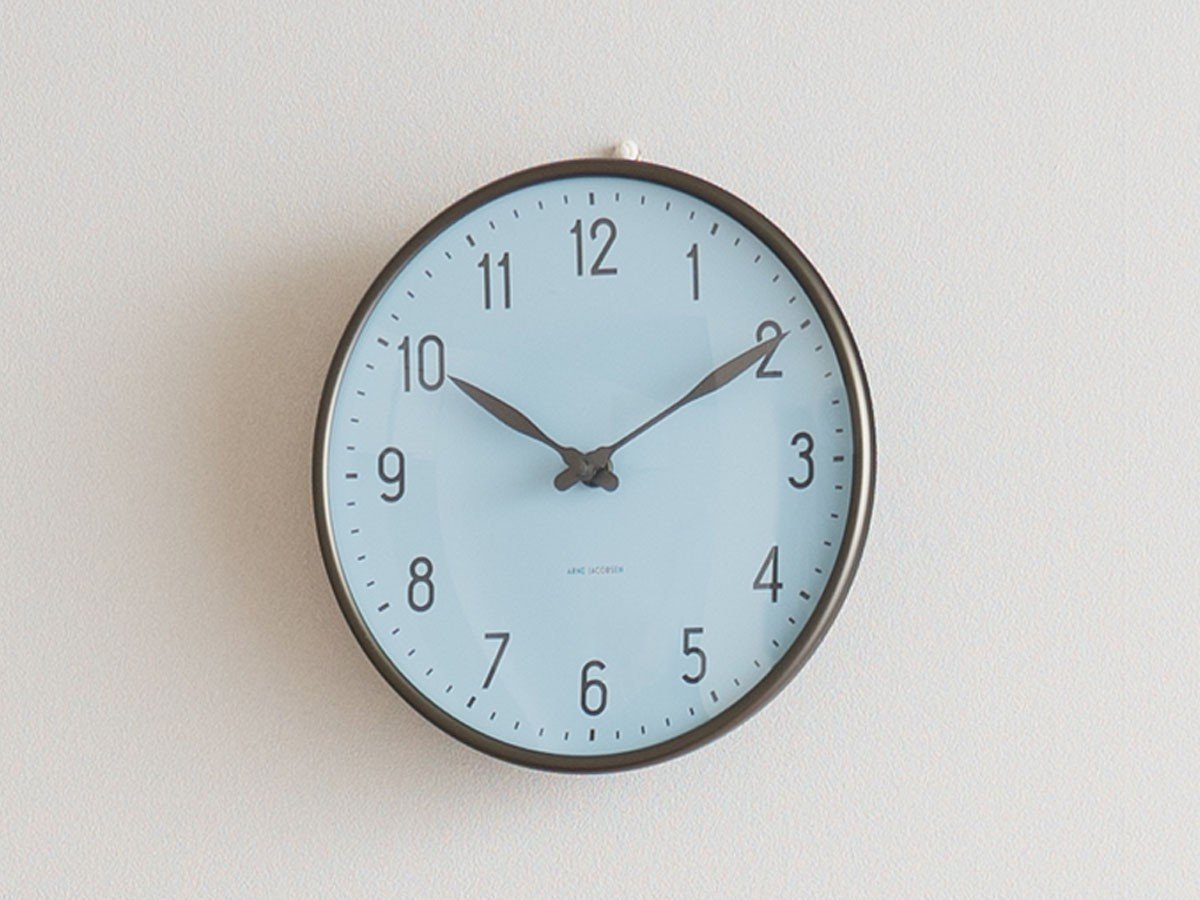【フライミーアクセソワ/FLYMEe accessoire / GOODS】のARNE JACOBSEN Station Royal Blue Wall Clock / アルネ・ヤコブセン ステーション ロイヤルブルー ウォールクロック 直径29cm 人気、トレンドファッション・服の通販 founy(ファニー) 　コレクション　Collection　シンプル　Simple　スタンダード　Standard　時計　Clock　送料無料　Free Shipping　ホーム・キャンプ・アウトドア・お取り寄せ　Home,Garden,Outdoor,Camping Gear　家具・インテリア　Furniture　その他 インテリア雑貨、家具　Furniture, Interior, Others　other-6|ID: prp329100004222678 ipo3291000000031467825