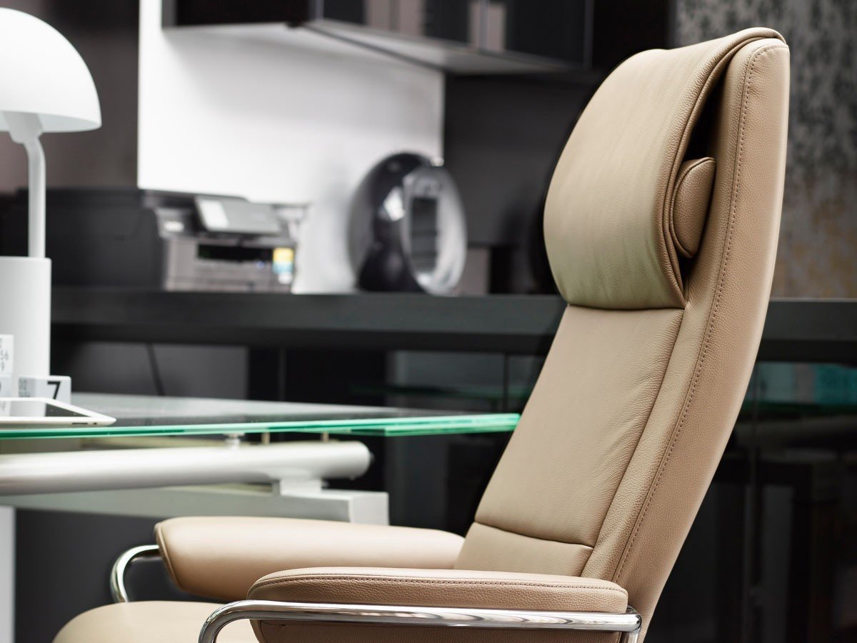 【ストレスレス/Stressless / GOODS】のStressless Paris Office High Back / ストレスレス パリ オフィス ハイバック(フンギ / クロム) インテリア・キッズ・メンズ・レディースファッション・服の通販 founy(ファニー) 　コーティング　Coating, Coated Finish　人気　Popular, Best Seller　モダン　Modern, Contemporary　リラックス　Relax, Relaxed Fit　ワーク　Workwear, Utility Style　ホーム・キャンプ・アウトドア・お取り寄せ　Home Living / Home & Lifestyle / Camping Gear / Outdoor Camping　家具・インテリア　Home Furniture & Interior. Stylish & Functional Living Spaces　チェア・椅子　Seating & Chairs　オフィスチェア・在宅ワーク用チェア　Office & Desk Chairs　ホーム・キャンプ・アウトドア・お取り寄せ　Home Living / Home & Lifestyle / Camping Gear / Outdoor Camping　家具・インテリア　Home Furniture & Interior. Stylish & Functional Living Spaces　チェア・椅子　Seating & Chairs　リクライニングチェア・くつろぎチェア　Recliner Chair　ヘッドレスト部分には可動式ピローが内蔵されており、手動で首や頭のサポートを程よい位置に調整できます。|ID: prp329100004233458 ipo3291000000033640707