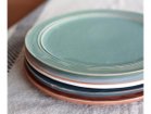 【ミシンポタリークリエーション/MISHIM POTTERY CREATION / GOODS】のStiLL round plate L / スティル ラウンドプレート L(錆浅葱) 制作工程上、色を掛け流す際につく指跡や、絵の具の飛沫跡、細かな黒点(窯の中に残る鉄分が付着したもの)|ID:prp329100004239729