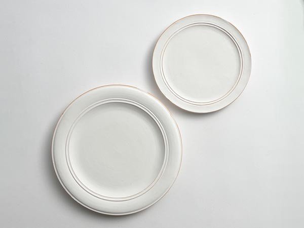 【ミシンポタリークリエーション/MISHIM POTTERY CREATION / GOODS】のStiLL round plate L / スティル ラウンドプレート L(胡粉) インテリア・キッズ・メンズ・レディースファッション・服の通販 founy(ファニー) 　アンティーク　Antique　シンプル　Simple　皿　Dish　テーブル　Table　ハンド　Hand　プレート　Plate　ラウンド　Round　左:本商品、右:サイズ違いの「Sサイズ」|ID: prp329100004239732 ipo3291000000029398650