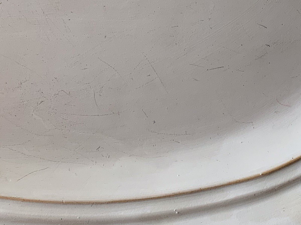 【ミシンポタリークリエーション/MISHIM POTTERY CREATION / GOODS】のStiLL round plate S / スティル ラウンドプレート S(胡粉) インテリア・キッズ・メンズ・レディースファッション・服の通販 founy(ファニー) 　アンティーク　Antique　皿　Dish　テーブル　Table　ハンド　Hand　プレート　Plate　ラウンド　Round　ナイフやフォークによる跡|ID: prp329100004239736 ipo3291000000030162088