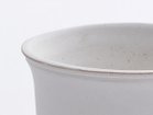 【ミシンポタリークリエーション/MISHIM POTTERY CREATION / GOODS】のStiLL goblet / スティル ゴブレット(胡粉) 制作工程上、色を掛け流す際につく指跡や、絵の具の飛沫跡、細かな黒点(窯の中に残る鉄分が付着したもの)|ID:prp329100004239739