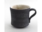 【ミシンポタリークリエーション/MISHIM POTTERY CREATION / GOODS】のfractal mug susu + hibi / フラクタル マグ(スス + ヒビ) 色の出方や濃さは1点ずつ異なります。鉄の成分がどの程度出るかによって、マットな黒であったり赤茶色がか|ID:prp329100004239740