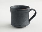 【ミシンポタリークリエーション/MISHIM POTTERY CREATION / GOODS】のfractal mug susu / フラクタル マグ(スス) 色の出方や濃さは1点ずつ異なります。鉄の成分がどの程度出るかによって、マットな黒であったり赤茶色がか|ID:prp329100004239741