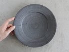 【ミシンポタリークリエーション/MISHIM POTTERY CREATION / GOODS】のfractal rim plate M susu / フラクタル リムプレート M(スス) 色の出方や濃さは1点ずつ異なります。鉄の成分がどの程度出るかによって、マットな黒であったり赤茶色がか|ID:prp329100004239747