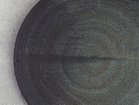 【ミシンポタリークリエーション/MISHIM POTTERY CREATION / GOODS】のfractal cake stand M susu / フラクタル ケーキスタンド M(スス) 皿部分に入っている筋のような模様は、釉薬を漬ける工程で生まれます。模様の濃淡、位置には個体差がありま|ID:prp329100004239750