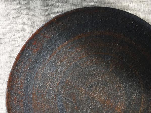 【ミシンポタリークリエーション/MISHIM POTTERY CREATION / GOODS】のfractal cake stand L susu / フラクタル ケーキスタンド L(スス) インテリア・キッズ・メンズ・レディースファッション・服の通販 founy(ファニー) 　ガラス　Glass, Glassware　クラシカル　Classical, Vintage-Inspired　コレクション　Collection, Seasonal Line　シェイプ　Shape, Slim Fit　シンプル　Simple, Minimal　スタンド　Stand Collar, Upright Stand　センター　Center, Center Line　皿　Plate, Dish　テーブル　Table, Dining Table　フラット　Flat, Flat Shoes　送料無料　Free Shipping　鉄分の反応が強く出るほど、赤茶色が強くなり、渋くて無骨さが増す印象になります。光が当たると反射で表面|ID: prp329100004239753 ipo3291000000030162194