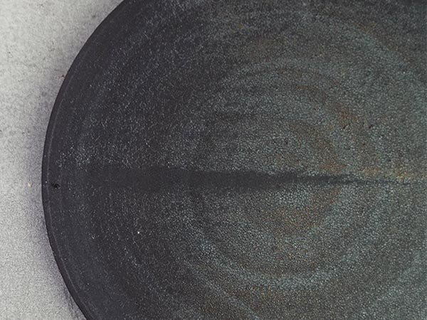 【ミシンポタリークリエーション/MISHIM POTTERY CREATION / GOODS】のfractal cake stand L susu / フラクタル ケーキスタンド L(スス) インテリア・キッズ・メンズ・レディースファッション・服の通販 founy(ファニー) 　ガラス　Glass, Glassware　クラシカル　Classical, Vintage-Inspired　コレクション　Collection, Seasonal Line　シェイプ　Shape, Slim Fit　シンプル　Simple, Minimal　スタンド　Stand Collar, Upright Stand　センター　Center, Center Line　皿　Plate, Dish　テーブル　Table, Dining Table　フラット　Flat, Flat Shoes　送料無料　Free Shipping　皿部分に入っている筋のような模様は、釉薬を漬ける工程で生まれます。模様の濃淡、位置には個体差がありま|ID: prp329100004239753 ipo3291000000030162195