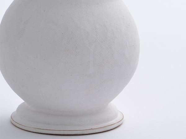 【ミシンポタリークリエーション/MISHIM POTTERY CREATION / GOODS】のStiLL flowervase / スティル フラワーベース(胡粉) インテリア・キッズ・メンズ・レディースファッション・服の通販 founy(ファニー) 　テクスチャー　Texture, Textured Fabric　バランス　Balance, Style Balance　フラワー　Flower, Floral　送料無料　Free Shipping　ホーム・キャンプ・アウトドア・お取り寄せ　Home Living / Home & Lifestyle / Camping Gear / Outdoor Camping　家具・インテリア　Home Furniture & Interior. Stylish & Functional Living Spaces　その他 インテリア雑貨、家具　Home Decor & Furniture Extras　制作工程上、色を掛け流す際につく指跡や、絵の具の飛沫跡、細かな黒点(窯の中に残る鉄分が付着したもの)|ID: prp329100004239759 ipo3291000000030162231