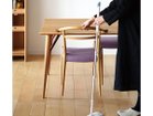 【日進木工/NISSHIN MOKKOU / GOODS】のWHITE WOOD Dining Chair / ホワイトウッド ダイニングチェア WOC-132 アーム部分をダイニングテーブルの天板に引っ掛けて脚を浮かせることで、床掃除も楽にできます。<&|ID:prp329100004356376