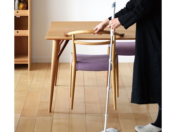 【日進木工/NISSHIN MOKKOU / GOODS】のWHITE WOOD Dining Chair / ホワイトウッド ダイニングチェア WOC-131 インテリア・キッズ・メンズ・レディースファッション・服の通販 founy(ファニー) 　ウッド　Wooden Design　軽量　Lightweight, Ultra Light　テーブル　Table, Dining Table　フレーム　Frame, Outline　モダン　Modern, Contemporary　モチーフ　Motif, Design Theme　送料無料　Free Shipping　おすすめ　Recommended / Our Picks　ホーム・キャンプ・アウトドア・お取り寄せ　Home Living / Home & Lifestyle / Camping Gear / Outdoor Camping　家具・インテリア　Home Furniture & Interior. Stylish & Functional Living Spaces　チェア・椅子　Seating & Chairs　ダイニングチェア・木製チェア　Dining Chairs　アーム部分をダイニングテーブルの天板に引っ掛けて脚を浮かせることで、床掃除も楽にできます。|ID: prp329100004356379 ipo3291000000034188676