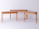 【日進木工/NISSHIN MOKKOU / GOODS】のWHITE WOOD Desk / ホワイトウッド デスク 幅135cm 3サイズ展開です。左から:幅110cm、幅135cm(本商品)、幅85cm|ID:prp329100004356392