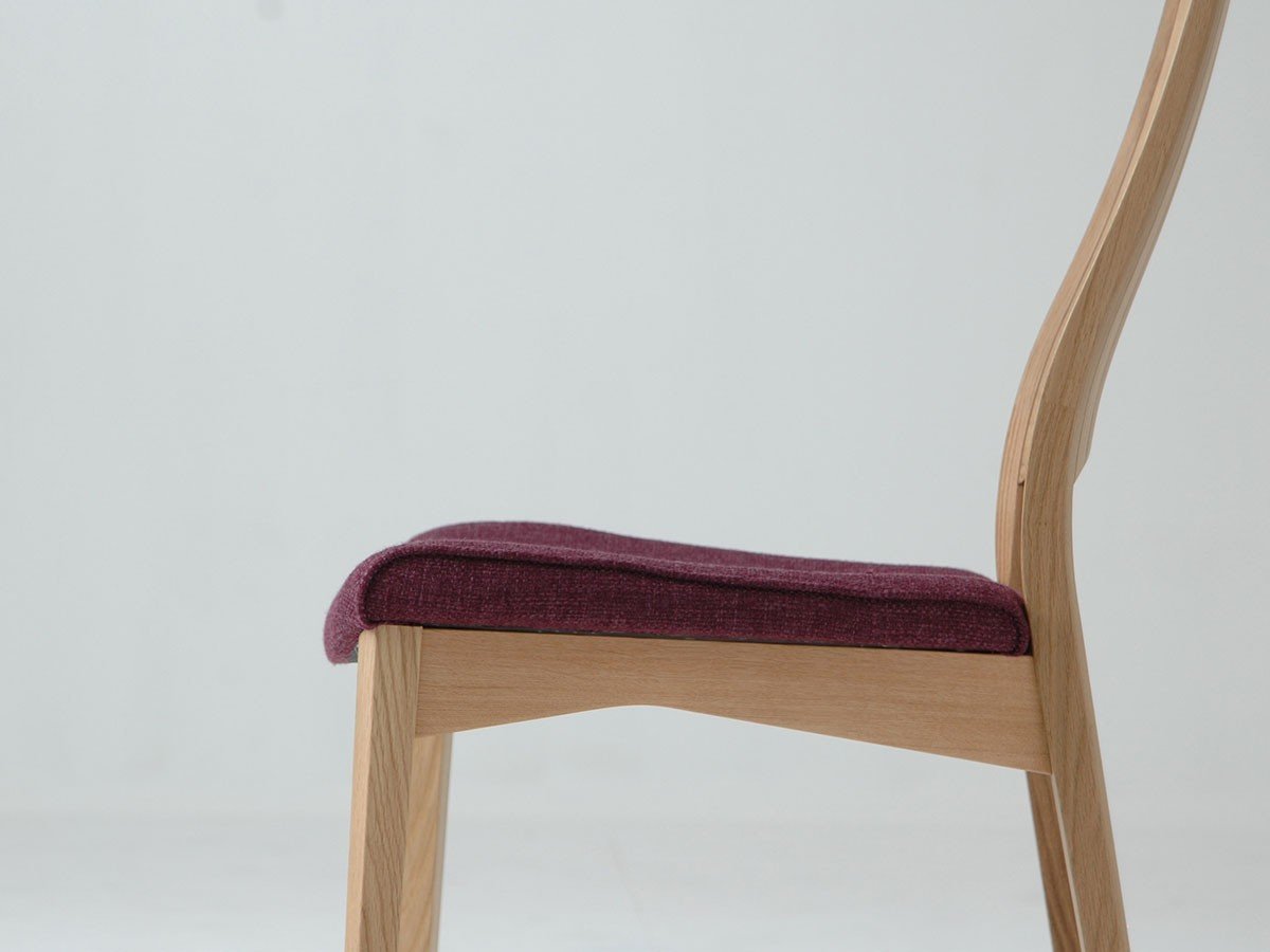 【日進木工/NISSHIN MOKKOU / GOODS】のCARVE High-back Chair / カーヴ ハイバックチェア インテリア・キッズ・メンズ・レディースファッション・服の通販 founy(ファニー) 　送料無料　Free Shipping　クッション　Cushion　モチーフ　Motif　ホーム・キャンプ・アウトドア・お取り寄せ　Home,Garden,Outdoor,Camping Gear　家具・インテリア　Furniture　チェア・椅子　Chair　ダイニングチェア　Dining Chair　座板の取り付け位置を前後にずらすことにより、奥行きを2段階に調整でき、体格差による座り心地の変化に対|ID: prp329100004419027 ipo3291000000030851960