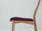 【日進木工/NISSHIN MOKKOU / GOODS】のCARVE High-back Chair / カーヴ ハイバックチェア 座板の取り付け位置を前後にずらすことにより、奥行きを2段階に調整でき、体格差による座り心地の変化に対|ID:prp329100004419027