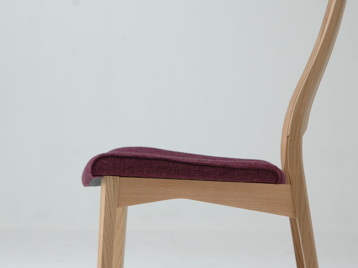 【日進木工/NISSHIN MOKKOU / GOODS】のCARVE High-back Chair / カーヴ ハイバックチェア インテリア・キッズ・メンズ・レディースファッション・服の通販 founy(ファニー) 　送料無料　Free Shipping　クッション　Cushion　モチーフ　Motif　ホーム・キャンプ・アウトドア・お取り寄せ　Home,Garden,Outdoor,Camping Gear　家具・インテリア　Furniture　チェア・椅子　Chair　ダイニングチェア　Dining Chair　座板の取り付け位置を前後にずらすことにより、奥行きを2段階に調整でき、体格差による座り心地の変化に対|ID: prp329100004419027 ipo3291000000030851961