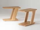 【日進木工/NISSHIN MOKKOU / GOODS】のCARVE Side Table / カーヴ サイドテーブル 台形 奥:本商品、手前:同シリーズの「長方形」|ID:prp329100004419098