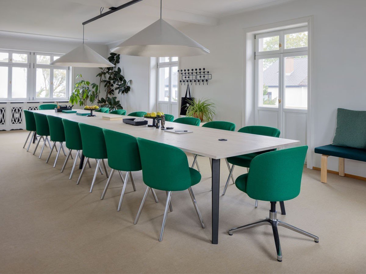 【ヴィトラ/Vitra / GOODS】のMikado Sidechair / ミカド サイドチェア 4レッグ(アルミ) インテリア・キッズ・メンズ・レディースファッション・服の通販 founy(ファニー) シンプル Simple, Minimal ファブリック Fabric, Textile フォルム Silhouette, Form ロンドン London Style, British Inspired 送料無料 Free Shipping ホーム・キャンプ・アウトドア・お取り寄せ Home Living / Home & Lifestyle / Camping Gear / Outdoor Camping 家具・インテリア Home Furniture & Interior. Stylish & Functional Living Spaces チェア・椅子 Seating & Chairs ダイニングチェア・木製チェア Dining Chairs 張地:クレド 32 エメラルド / アイビー(ファブリック F120)、脚部:ポリッシュ仕上|ID: prp329100004446313 ipo3291000000035249627