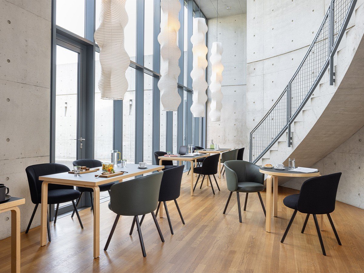 【ヴィトラ/Vitra / GOODS】のMikado Sidechair / ミカド サイドチェア 4レッグ(アルミ) インテリア・キッズ・メンズ・レディースファッション・服の通販 founy(ファニー) シンプル Simple, Minimal ファブリック Fabric, Textile フォルム Silhouette, Form ロンドン London Style, British Inspired 送料無料 Free Shipping ホーム・キャンプ・アウトドア・お取り寄せ Home Living / Home & Lifestyle / Camping Gear / Outdoor Camping 家具・インテリア Home Furniture & Interior. Stylish & Functional Living Spaces チェア・椅子 Seating & Chairs ダイニングチェア・木製チェア Dining Chairs 張地:ボロ 16 ブラック(ファブリック F60)/ レザープレミアム F 59 ジェイド(レザー|ID: prp329100004446313 ipo3291000000035249628