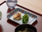 【源右衛門窯/Gen Emon Kiln / GOODS】の赤絵唐草濃 角平銘々皿 / 赤絵唐草濃 角平銘々皿 参考イメージ|ID: prp329100004512340 ipo3291000000031875539