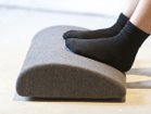 【ボーダレス/BORDERLESS / GOODS】のFOOT CUSHION / フットクッション 前後で高さが異なるため、姿勢に合わせてお使いいただけます。|ID: prp329100004532500 ipo3291000000032038282