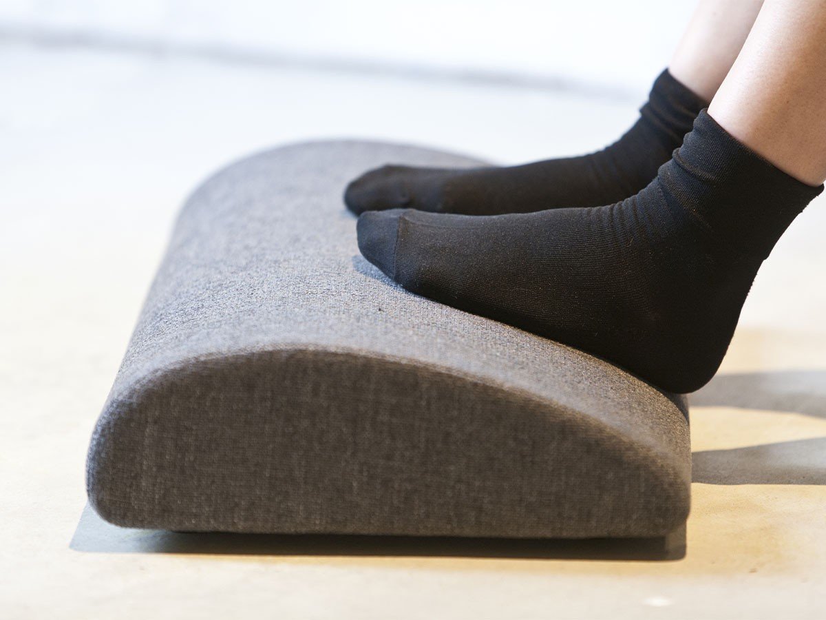 【ボーダレス/BORDERLESS / GOODS】のFOOT CUSHION / フットクッション インテリア・キッズ・メンズ・レディースファッション・服の通販 founy(ファニー) 　アクセサリー　Accessories　クッション　Cushion　デスク　Desk　リラックス　Relax　ワーク　Work　送料無料　Free Shipping　おすすめ　Recommend　ホーム・キャンプ・アウトドア・お取り寄せ　Home,Garden,Outdoor,Camping Gear　家具・インテリア　Furniture　その他 インテリア雑貨、家具　Furniture, Interior, Others　前後で高さが異なるため、姿勢に合わせてお使いいただけます。|ID: prp329100004532500 ipo3291000000032038282