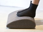 【ボーダレス/BORDERLESS / GOODS】のFOOT CUSHION / フットクッション 前後で高さが異なるため、姿勢に合わせてお使いいただけます。|ID: prp329100004532500 ipo3291000000032038284